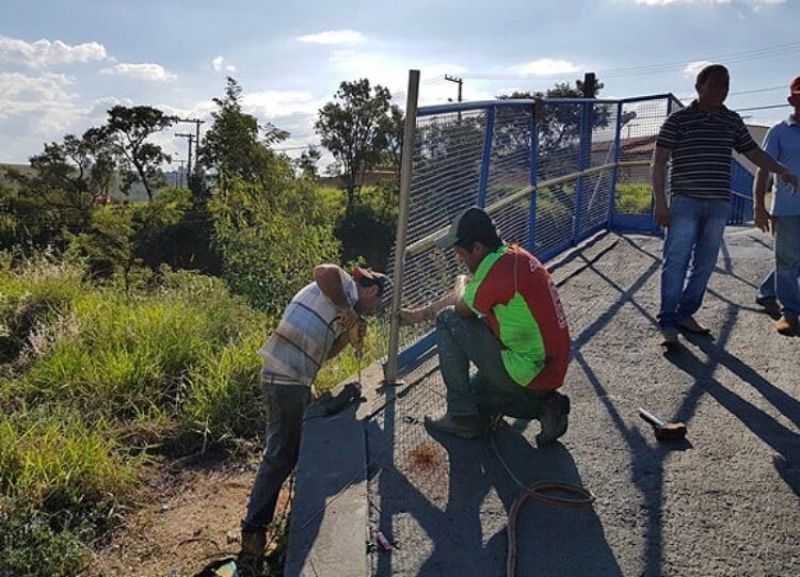 Prefeitura finaliza reforma de passarela e faz melhorias na sinalização de acesso à Santa Casa.
